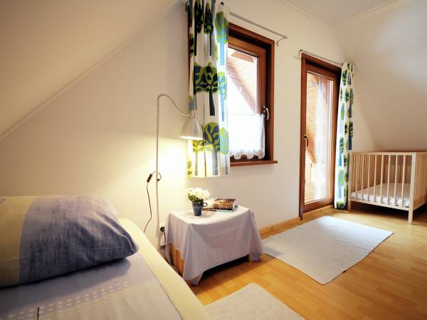 Sypialnia na piętrze w domku 6 osobowym.