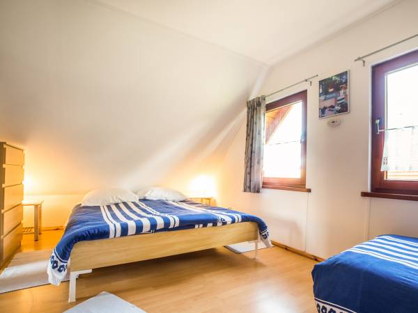 Sypialnia na piętrze w domku 6 osobowym.