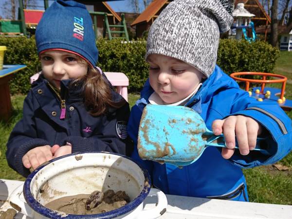 Dzieci na placu zabaw.