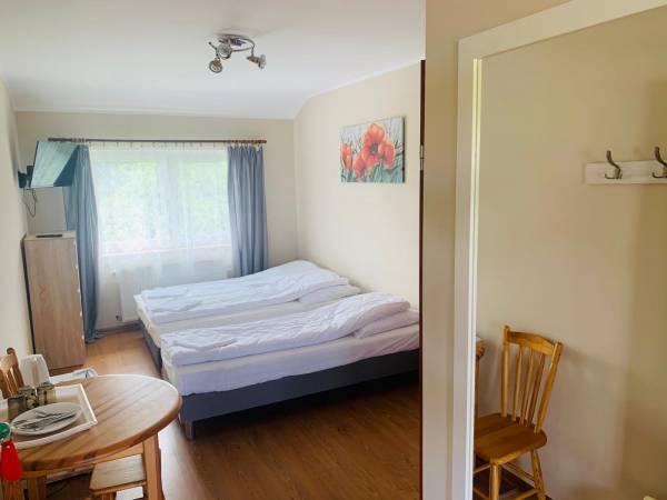 Standardowy pokój 3-osobowy, łóżko małżeńskie i łóżko pojedyncze.