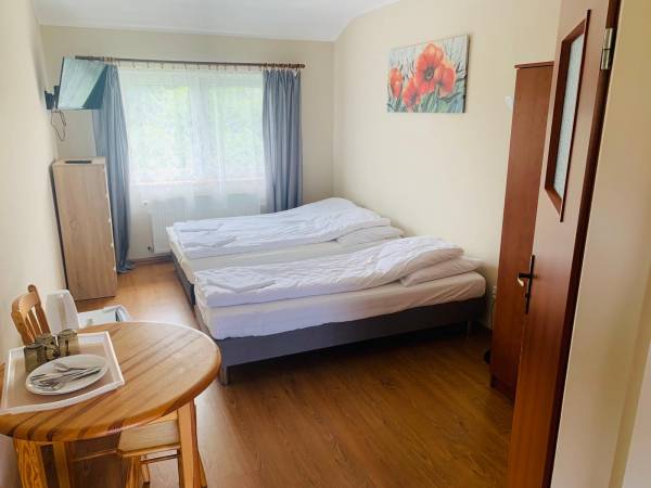 Standardowy pokój 3-osobowy, łóżko małżeńskie i łóżko pojedyncze.