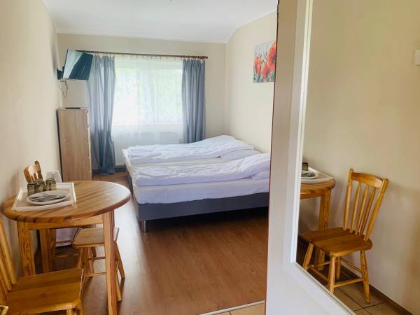 Standardowy pokój 3-osobowy, łóżko małżeńskie i łóżko pojedyncze.