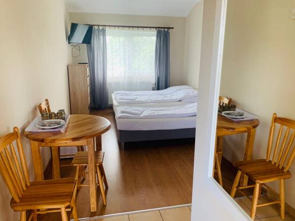 Standardowy pokój 3-osobowy, łóżko małżeńskie i łóżko pojedyncze.