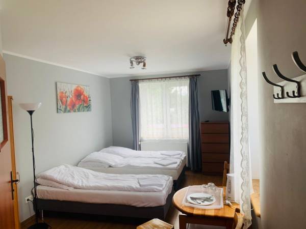 Standardowy pokój 3-osobowy, łóżko małżeńskie i łóżko pojedyncze. Obiekt Maczek.