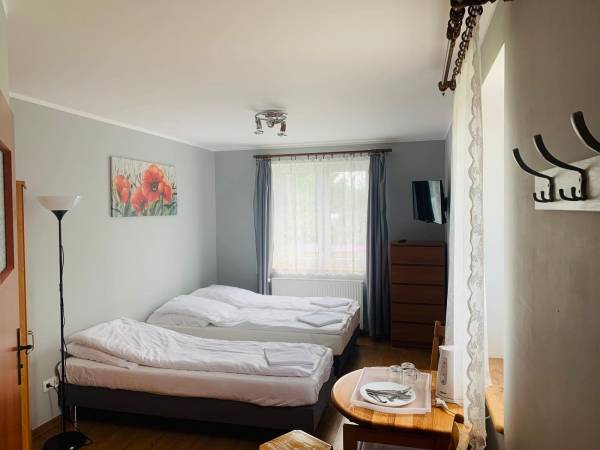 Standardowy pokój 3-osobowy, łóżko małżeńskie i łóżko pojedyncze.