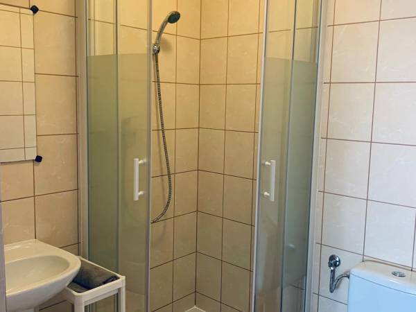 Łazienka z natryskiem, pokój 3-osobowy.