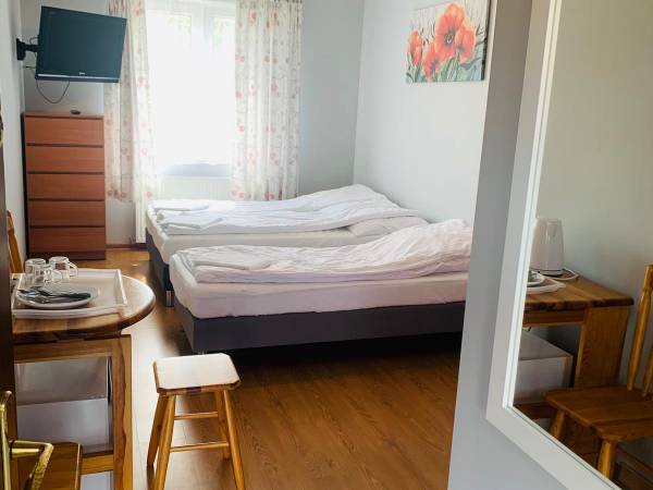 Standardowy pokój 3-osobowy, łóżko małżeńskie i łóżko pojedyncze.