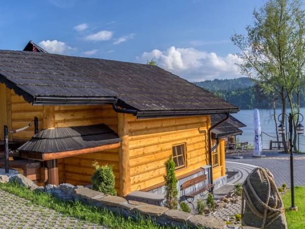 domek drewniany z pokojami