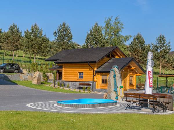 domek drewniany z pokojami