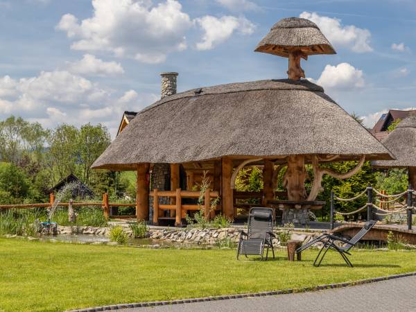 kryty grill przy oczku wodnym