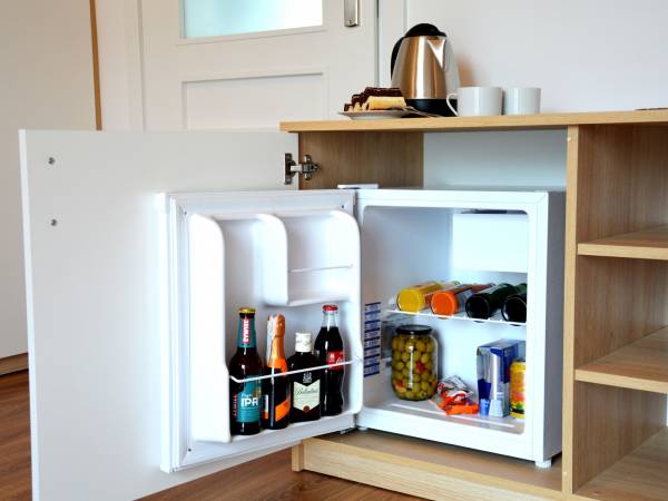 lodówka typu "minibar" w apartamencie 2