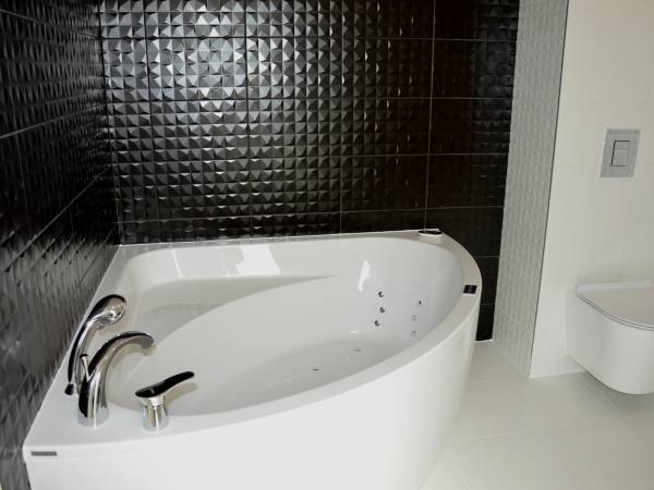 łazienka z wanną z hydromasażem w apartamencie 2