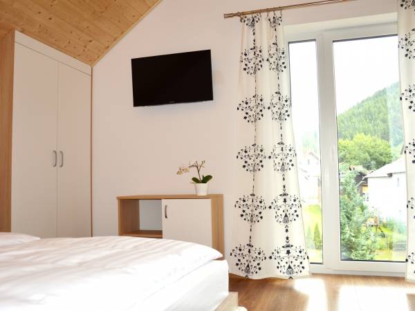 sypialnia z widokiem w apartamencie 3