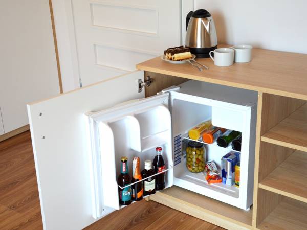 lodówka typu "minibar" w apartamencie 3