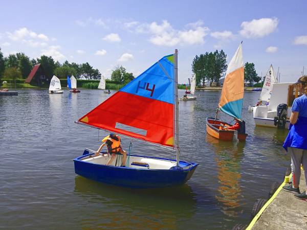 Jezioro Resko / 700ha/ i szkółka żeglarska.