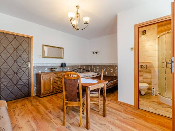 pokój 3-osob z łazienka i tarasem. parter