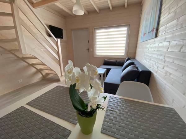 Salon z wejściem na piętro.