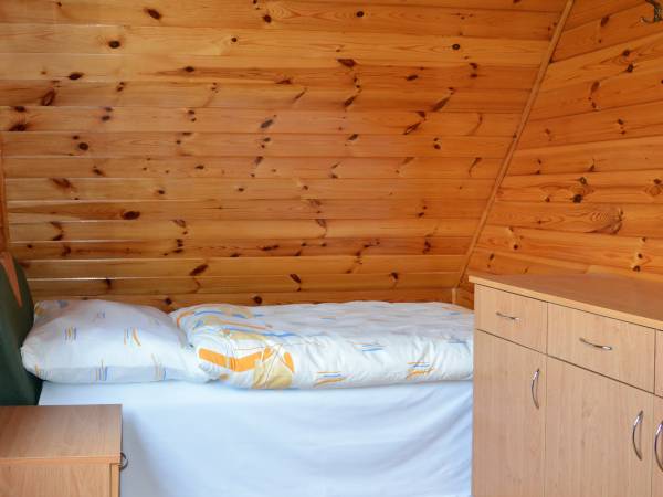 sypialnia w domkach drewnianych 5 i 4 osobowych