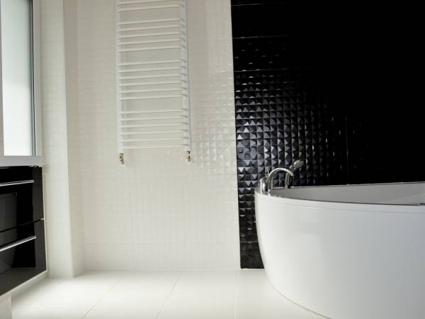 łazienka z wanną z hydromasażem w apartamencie 3