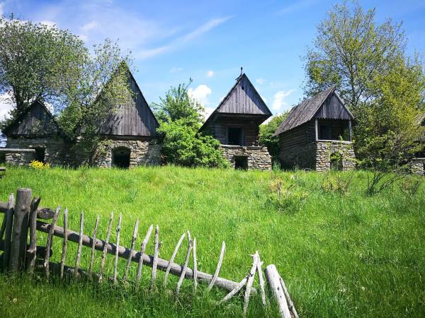 Skansen obok obiektu Tawerna Vito