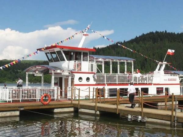 Stateczek na Jeziorze Czorsztyńskim