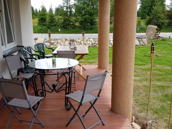 Spory drewniany taras