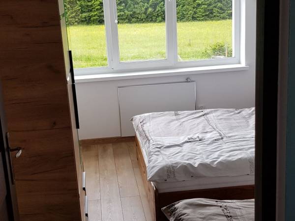 Prawa sypialnia 3-osobowa z widokiem na góry orlickie