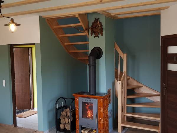 Kominek i schody na górę
