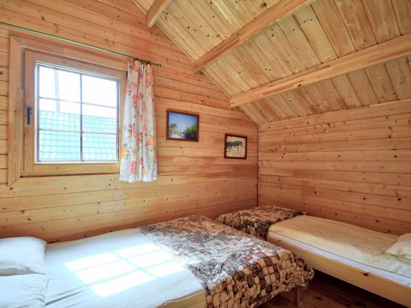 sypialnia w domku z bala