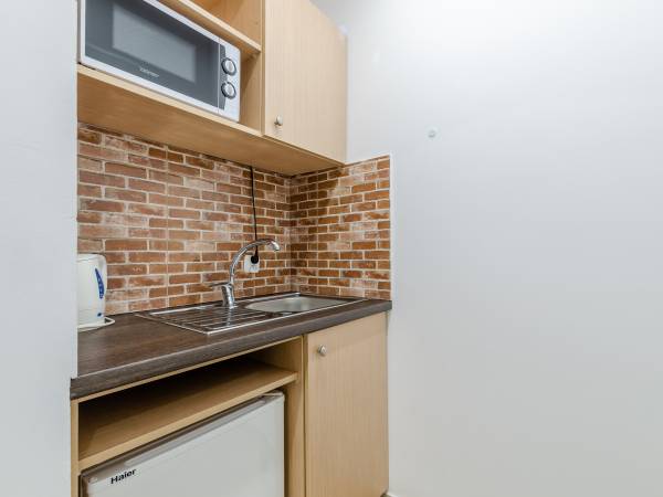 lodówka,mikrofalówka,czajnik,naczynia kuchenne w każdym pokoju