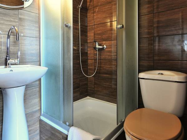 łazienka pokoju 4 os z aneksem kuchennym ,balkonem