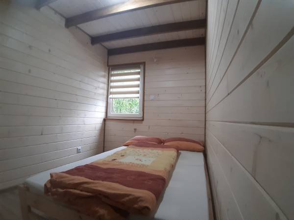 Sypialnia z łóżkiem małżeńskim