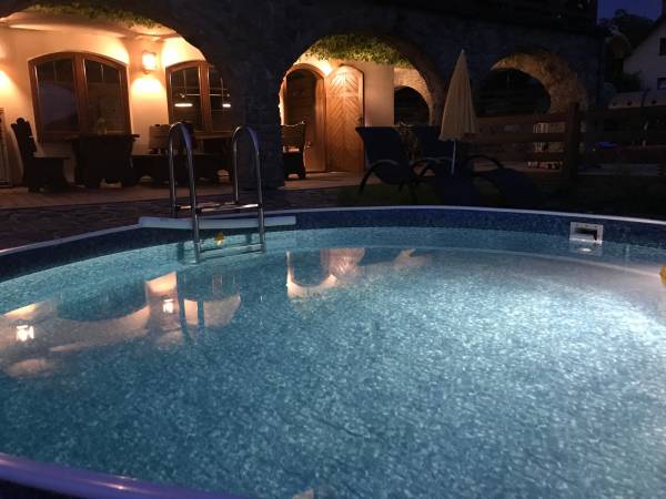 Basen letni nocą ...