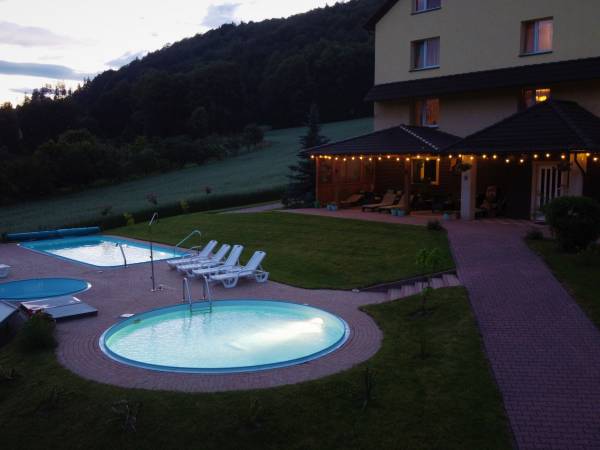 Kompleks basenów i taras wieczorem