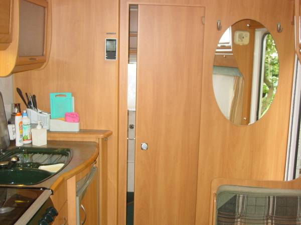 Salon z kuchnia Camper