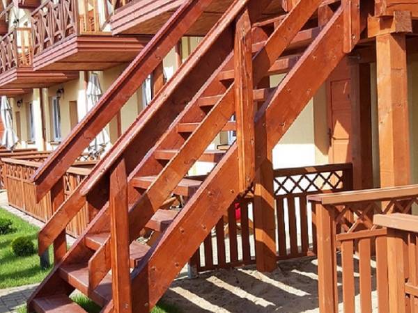 Schody do domku na piętrze