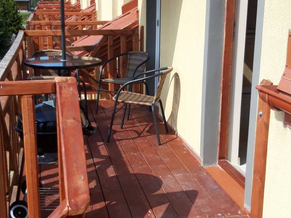 Taras przed domkiem na piętrze