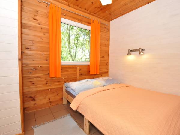 sypialnia z duży łóżkiem w parterowym