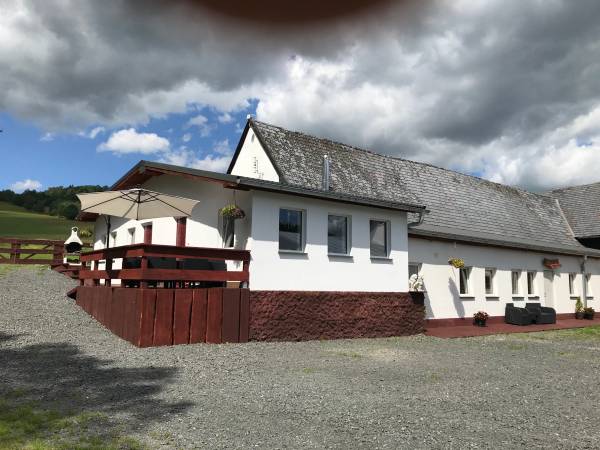 od lewej domek , po prawej apartament