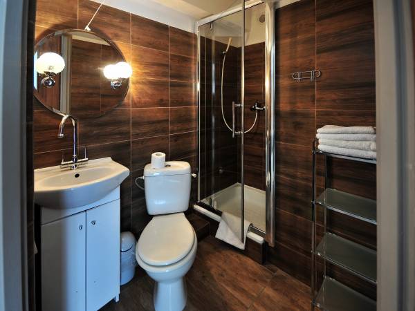 łazienka pokoju 5 os z aneksem kuchennym ,balkonem