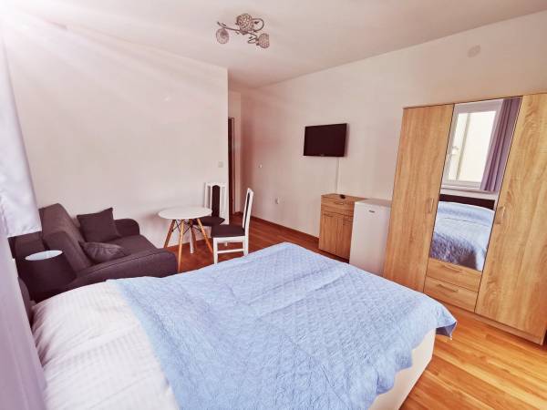 Pokój nr 11, trzy lub czteroosobowy z balkonem, łożem małżeńskim o wymiarach 140cm x 200cm oraz rozk