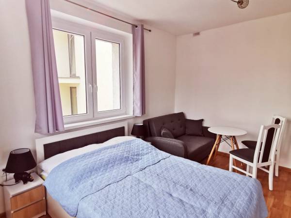 Pokój nr 11, trzy lub czteroosobowy z balkonem, łożem małżeńskim o wymiarach 140cm x 200cm oraz rozk