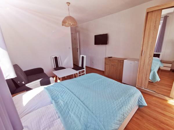 Pokój nr 21, trzy lub czteroosobowy z balkonem, łożem małżeńskim o wymiarach 140cm x 200cm oraz rozk