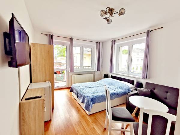 Pokój nr 11, trzy lub czteroosobowy z balkonem, łożem małżeńskim o wymiarach 140cm x 200cm oraz rozk