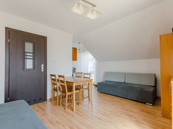 pokój z aneksem kuchennym na piętrze