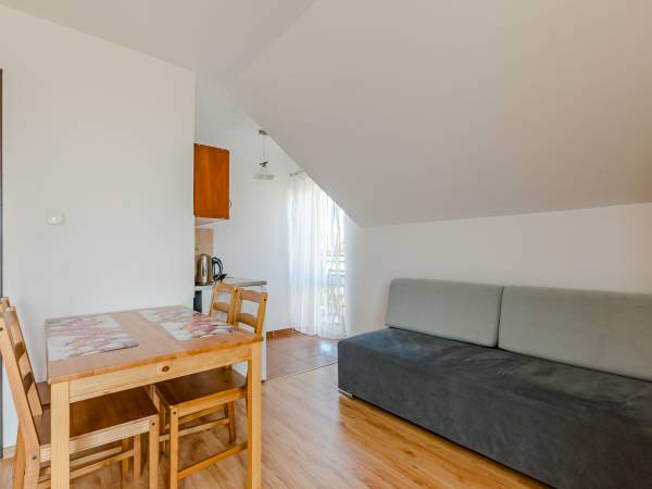 pokój z aneksem kuchennym na piętrze