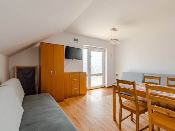 pokój z aneksem kuchennym na piętrze