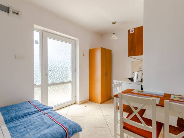 pokój z aneksem kuchennym na parterze