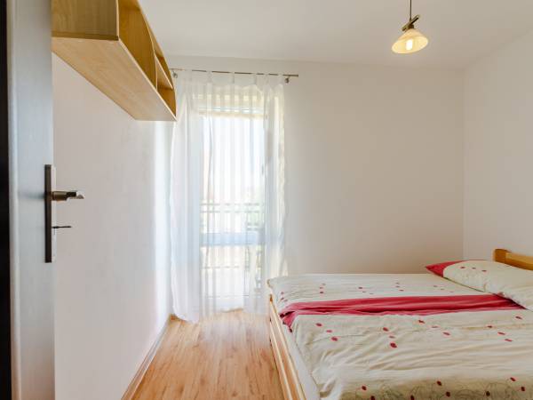 sypialnia w apartamencie na piętrze