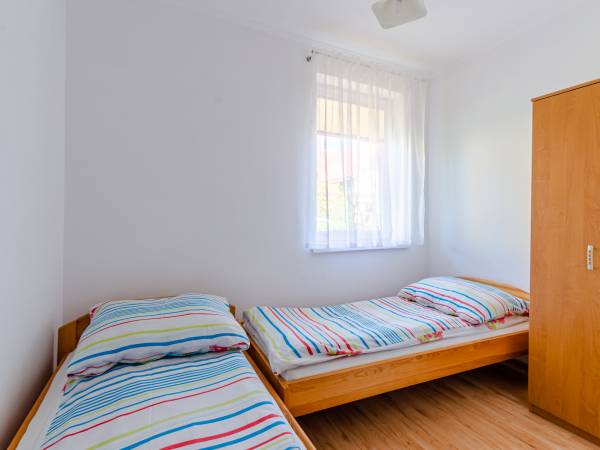 sypialnia w apartamencie na parterze